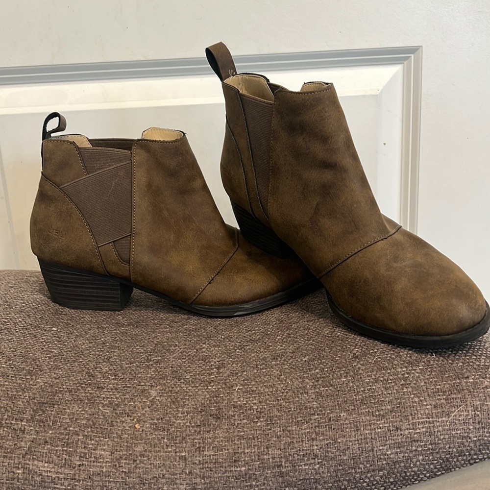 Brown leather booties with memory foam 👢